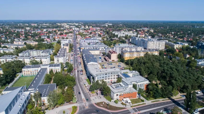 anorama Legionowa z lotu ptaka. Świadczymy lokalne usługi prywatnej opieki premium i towarzysza dla seniorów na terenie całego miasta. (To idealny opis: robot Google dowiaduje się, co jest na zdjęciu [panorama z lotu ptaka], a jednocześnie czyta Twoje najważniejsze frazy kluczowe: prywatna opieka premium, towarzysz dla seniorów, Legionowo).